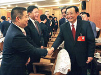 王刚同志与十七大代表、中铁四局董事长、党委书记张河川亲切握手