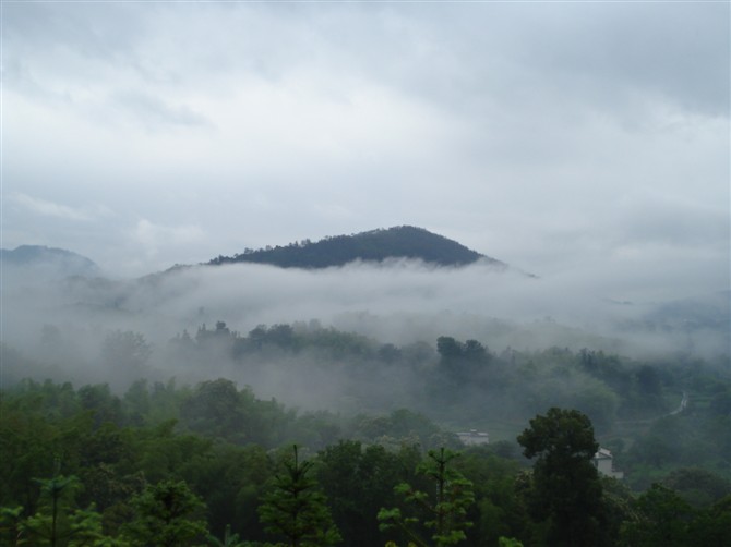 《雾锁山头》 胡振中摄