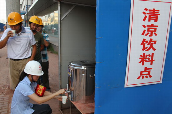 设立工地纳凉棚 成立送清凉服务队--城西干道